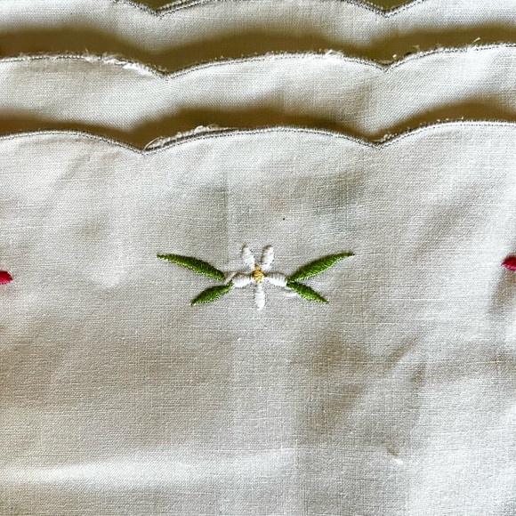 Vintage Floral Embroidered Scalloped Cotton Placemats,SET/4 - Picture 3 of 5